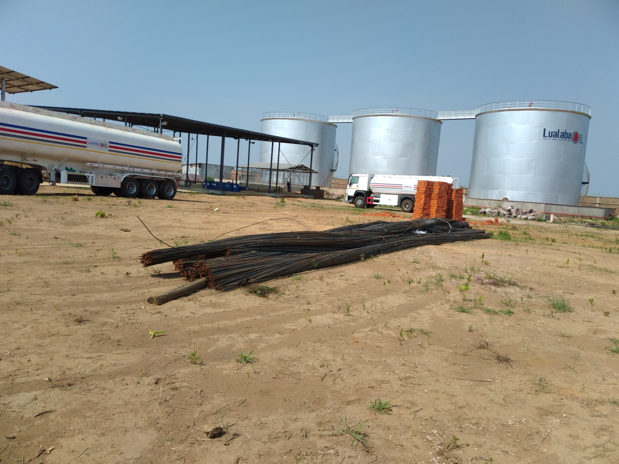 CONGO OIL — Réservoirs, véhicules-citernes et matériaux présents sur le site