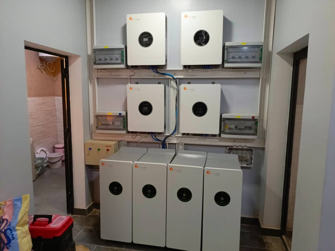 Enabel, Lubumbashi — Vue d’ensemble des équipements photovoltaïques et des coffrets électriques
