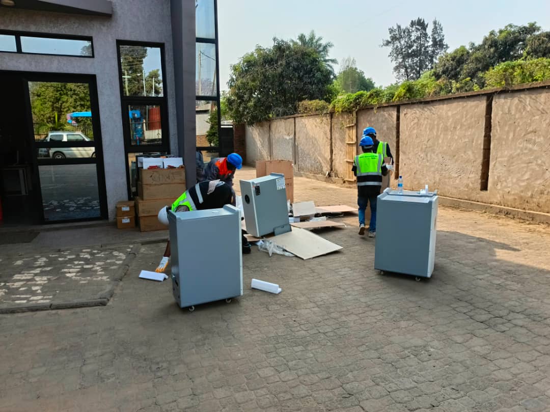 Enabel, Lubumbashi — Déballage des équipements dans la cour