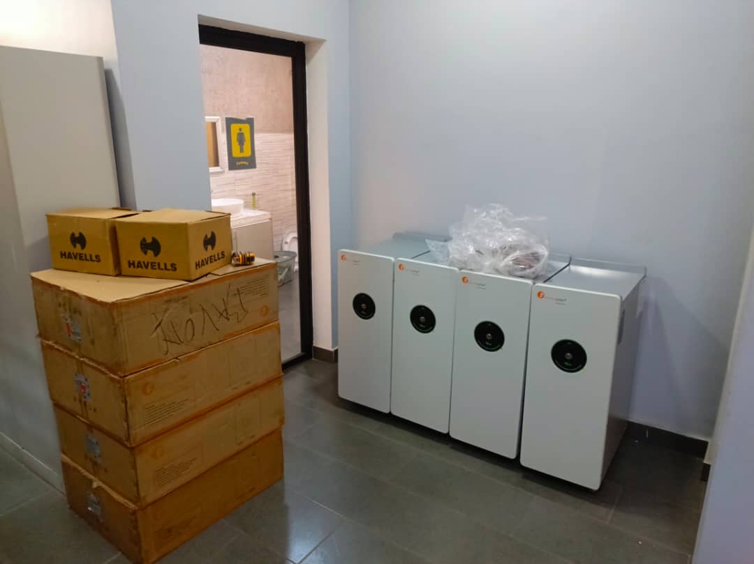 Enabel, Lubumbashi — Équipements et emballages disposés dans le local