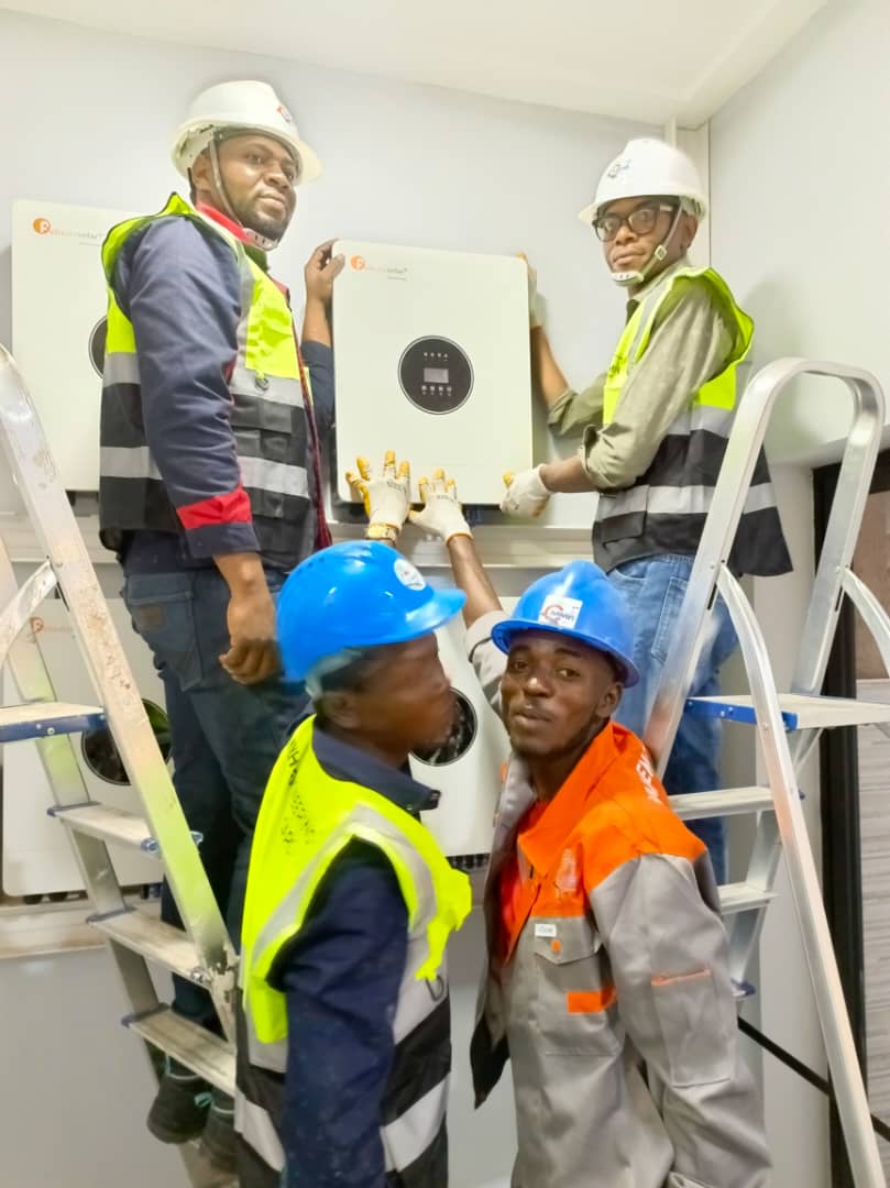 Enabel, Lubumbashi — Équipe MMH autour d’un équipement en cours de pose