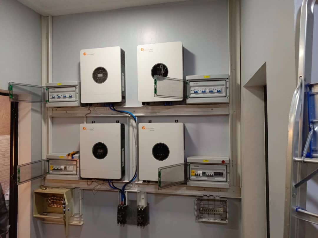 Enabel, Lubumbashi — Équipements muraux et coffrets électriques ouverts