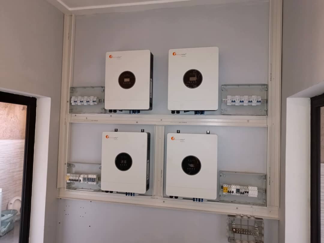 Enabel, Lubumbashi — Vue frontale des équipements muraux et des protections électriques