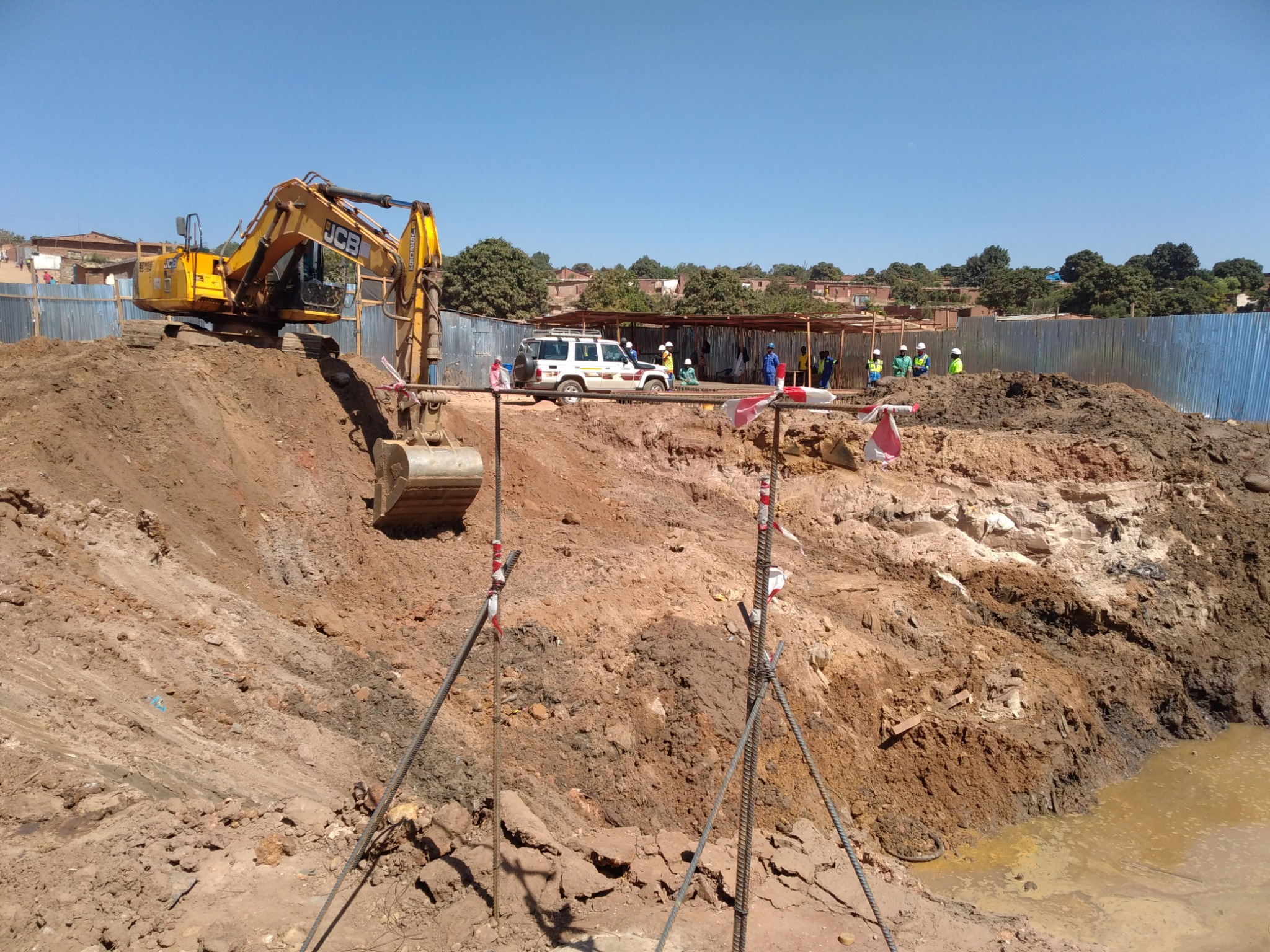 Pont FATSHI BETON — Pelle mécanique au bord de la zone excavée