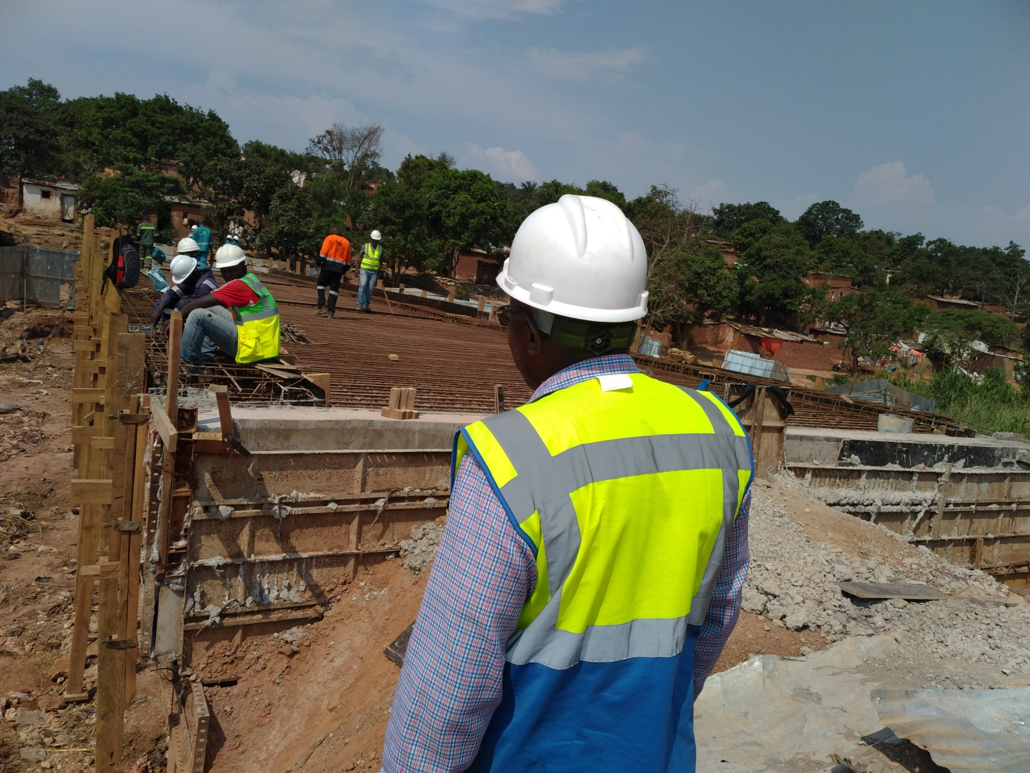Pont FATSHI BETON — Intervenants sur le tablier en cours de ferraillage