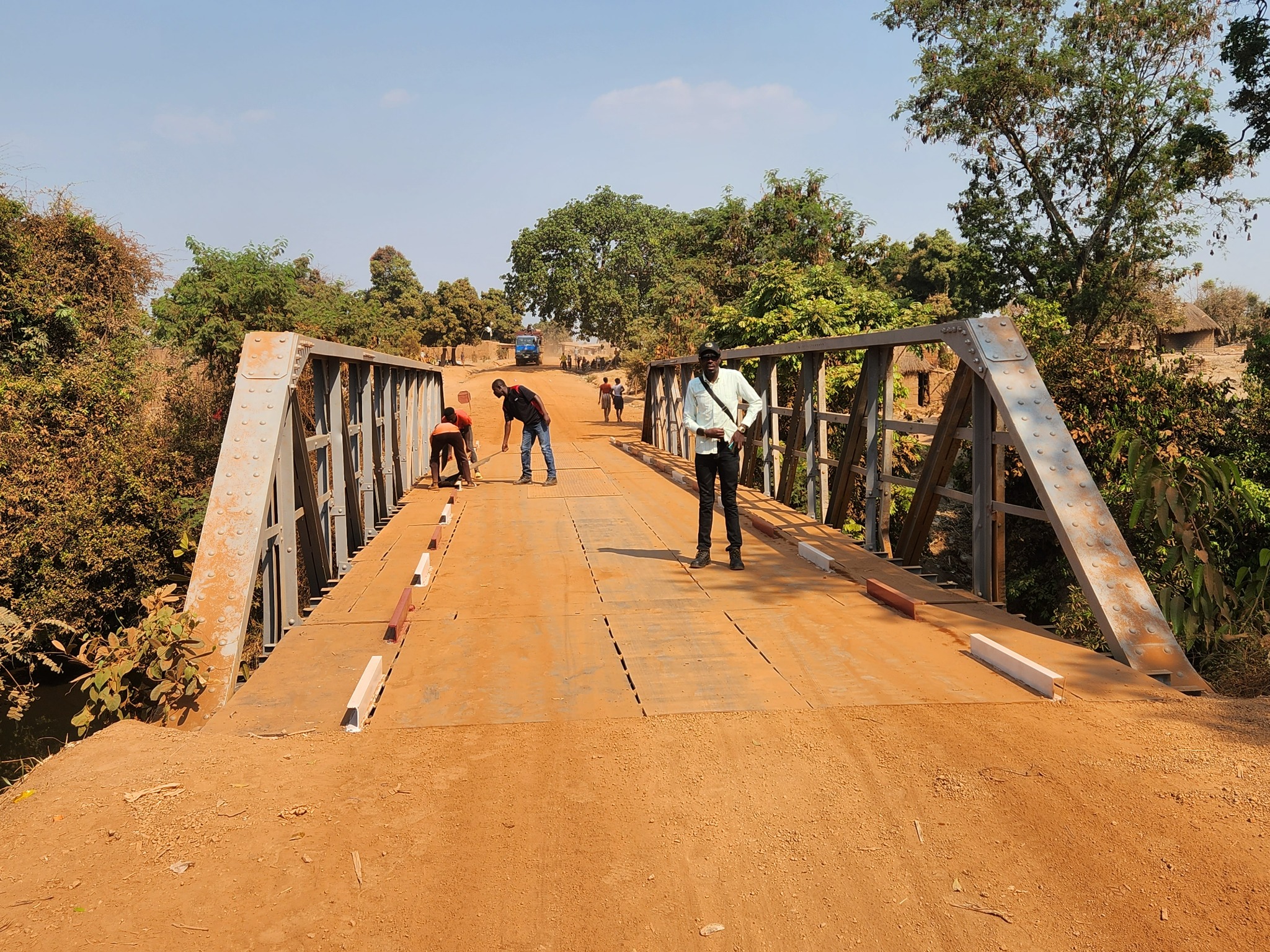 Vue du pont KIABO avec les plaques du tablier en place