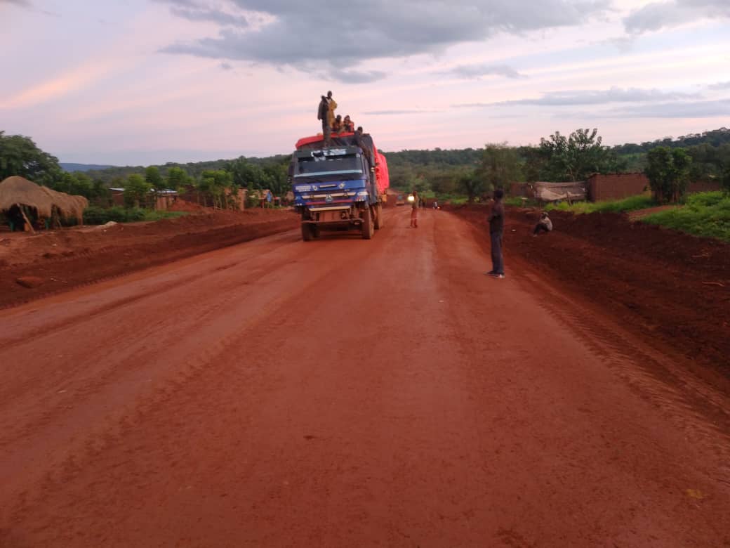 Camion sur la chaussée en terre