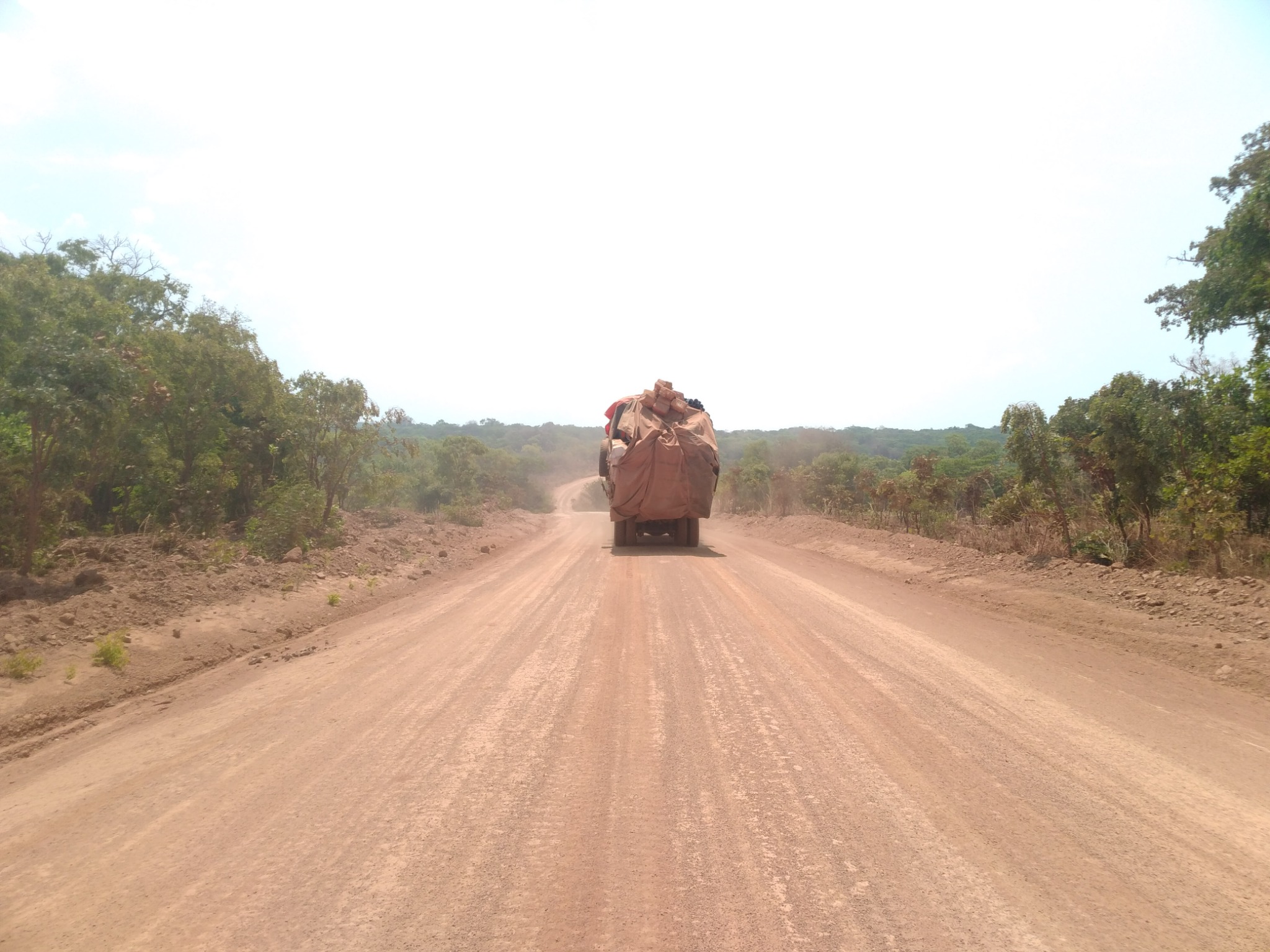 Circulation sur la route en terre