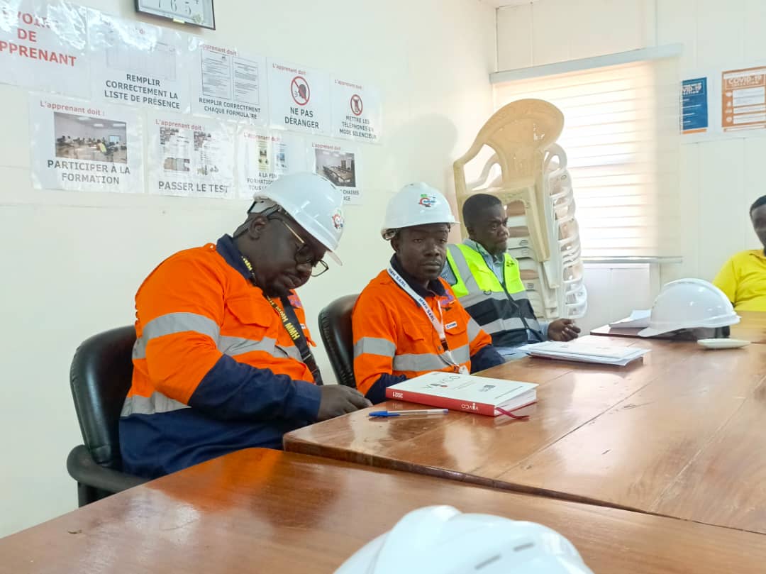 Participants en tenue de travail réunis autour d’une table