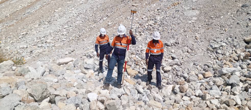 Intervenants avec une canne de mesure sur un terrain rocheux